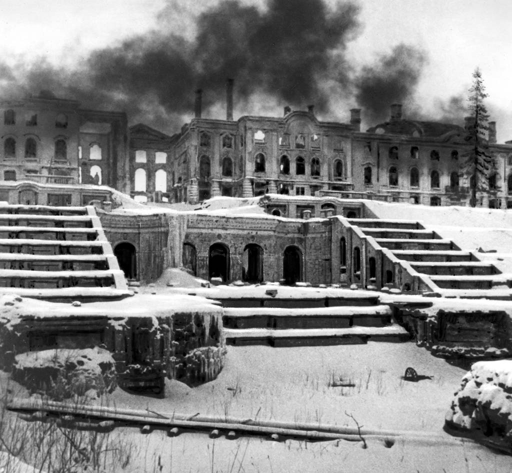 Петродворец после изгнания гитлеровцев. Зима 1944